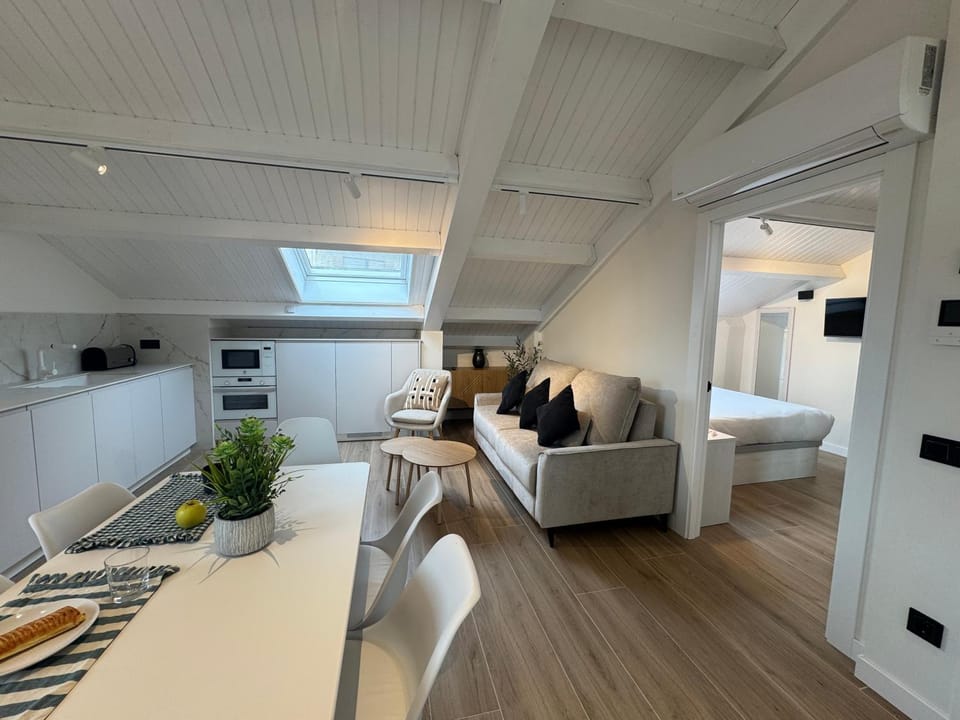 Photo of the whole room, air conditioner