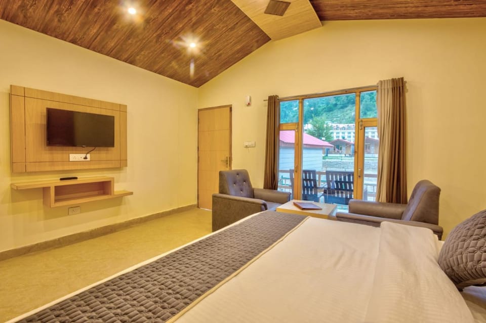 Bed, TV and multimedia, View (from property/room), Seating area, Bedroom
