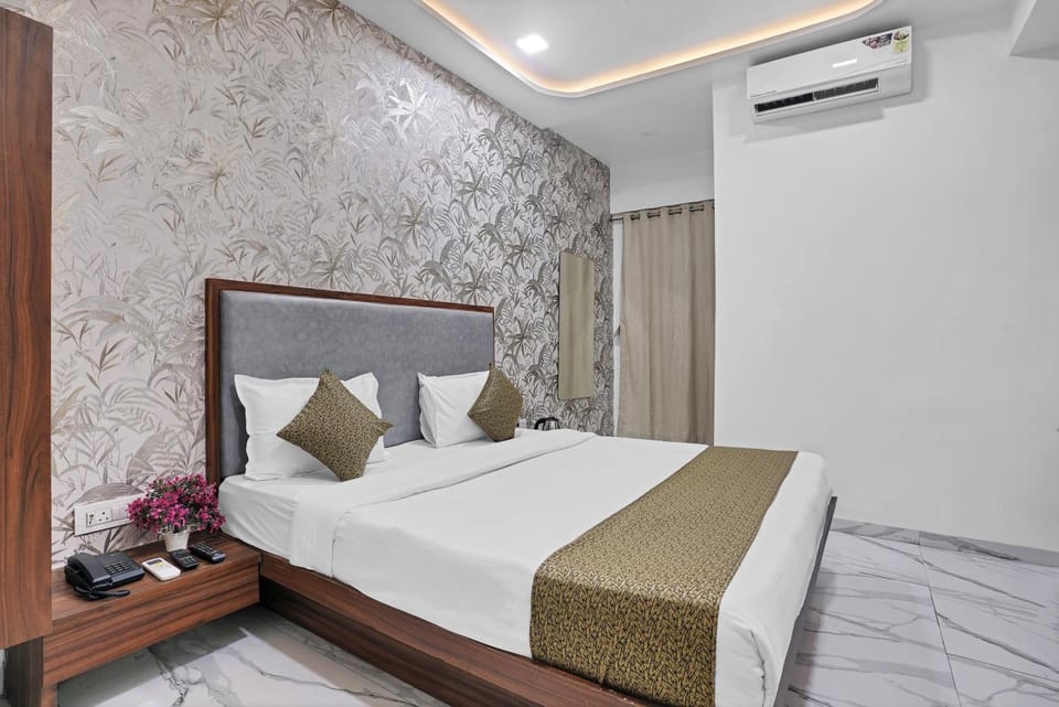 Photo of the whole room, Bedroom, air conditioner