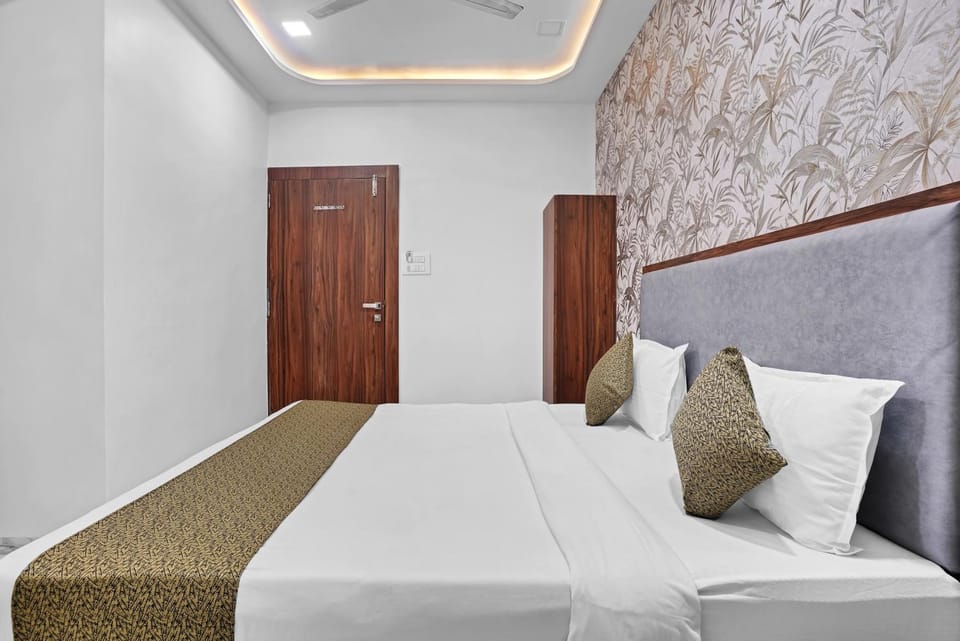 Photo of the whole room, Bedroom, wardrobe