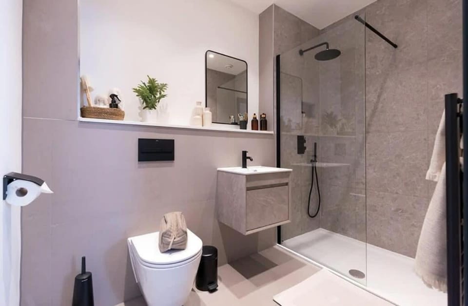 Shower, Toilet, Bathroom, towels
