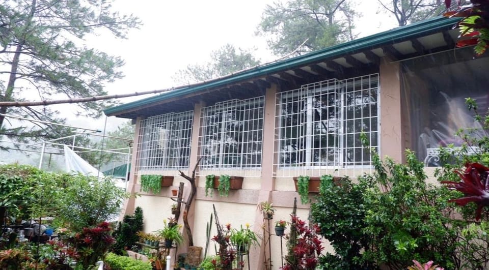The Ridge House 1BR, 1 Big Living Room with Complete Kitchen Appliances House in Baguio