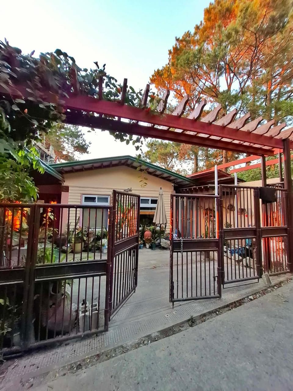 The Ridge House 1BR, 1 Big Living Room with Complete Kitchen Appliances House in Baguio