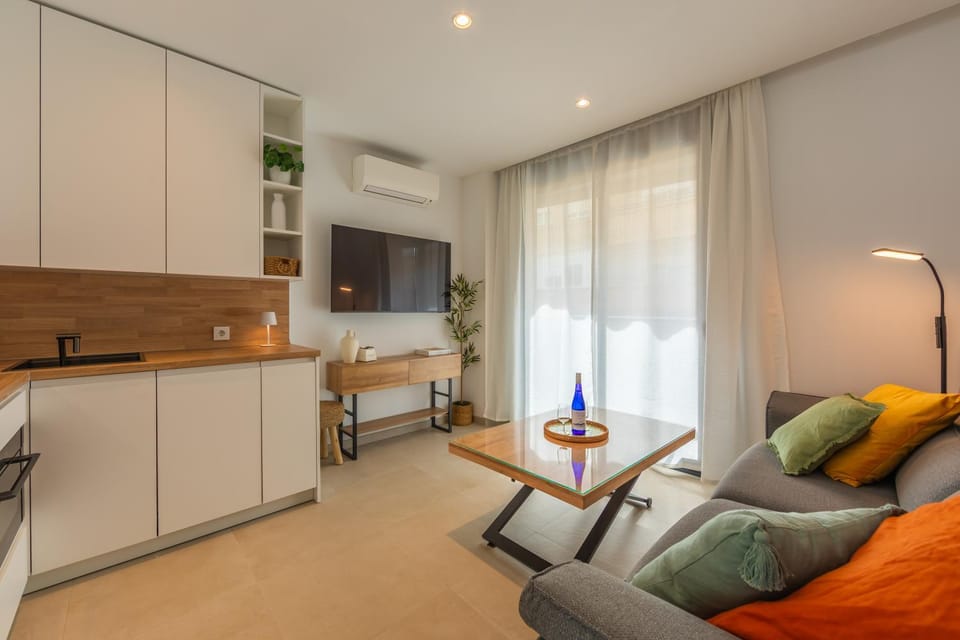 Kitchen or kitchenette, Living room, Seating area, Dining area