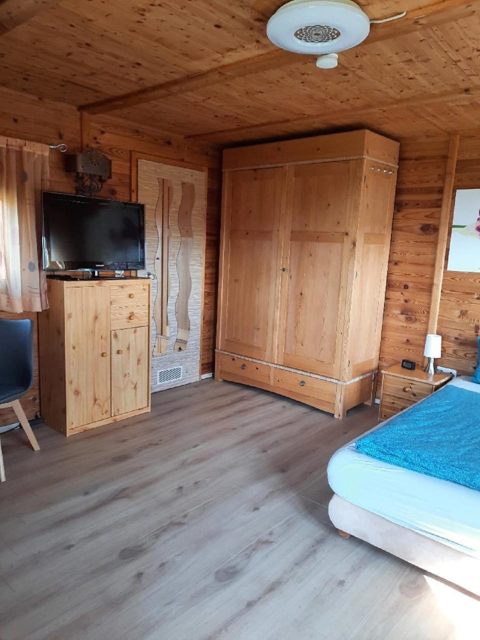 Bed, TV and multimedia, Photo of the whole room, wardrobe