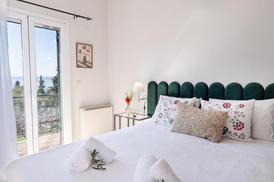 Bed, Bedroom, Sea view