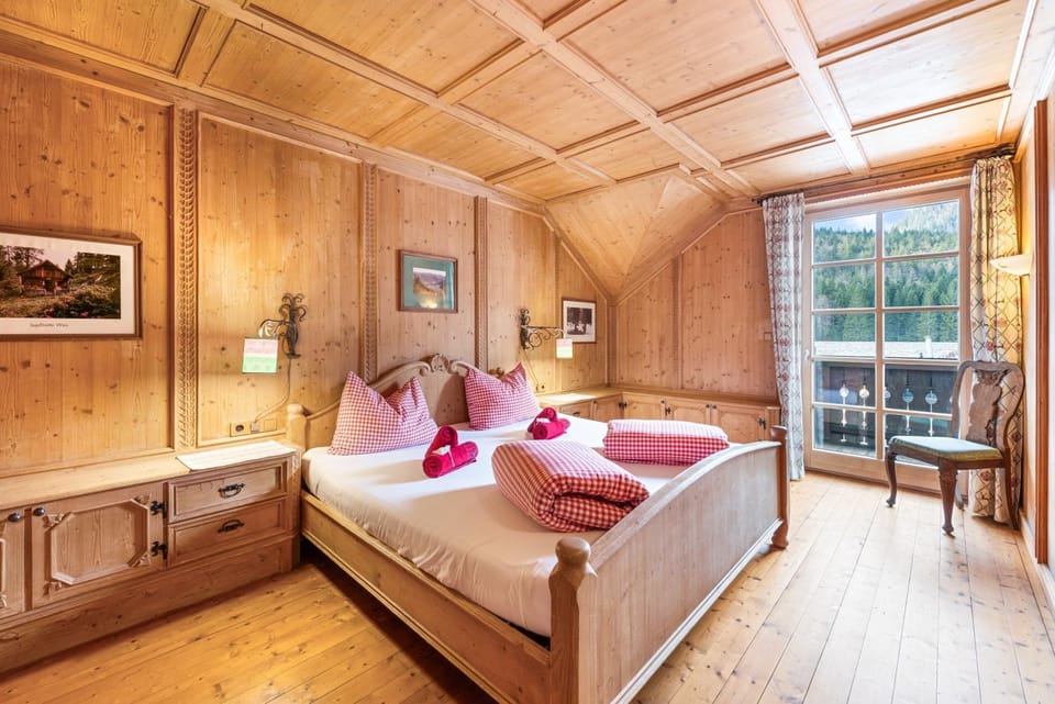 Bed, Photo of the whole room, Seating area, Bedroom