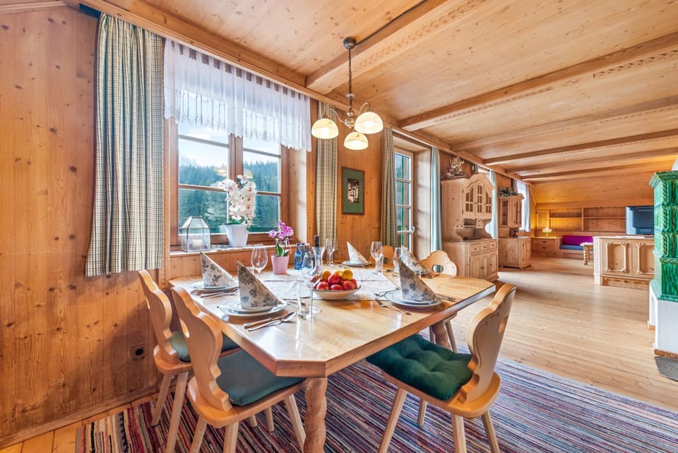 Living room, Seating area, Dining area, Food