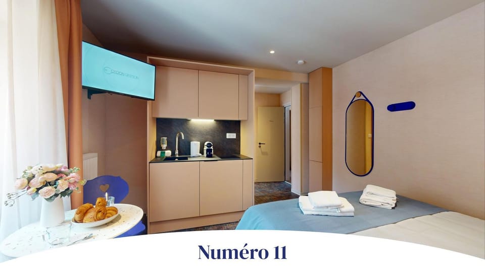 Bed, TV and multimedia, Kitchen or kitchenette, Photo of the whole room, Bedroom, towels