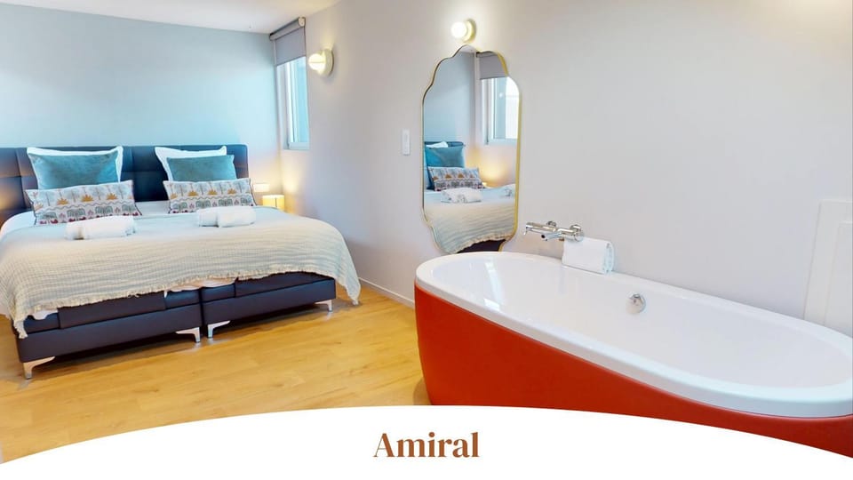 Bed, Photo of the whole room, Bedroom, Bath, towels