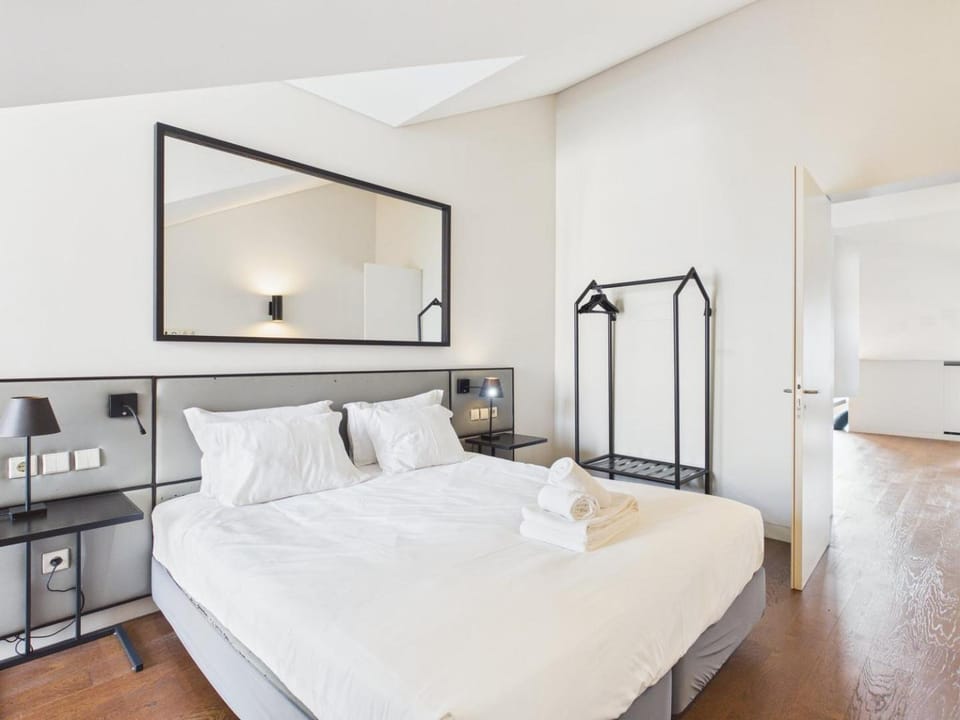 Stylish 1BR w/ Sofa Bed – Prime Cais do Sodré | By Airnest Apartment in Lisbon