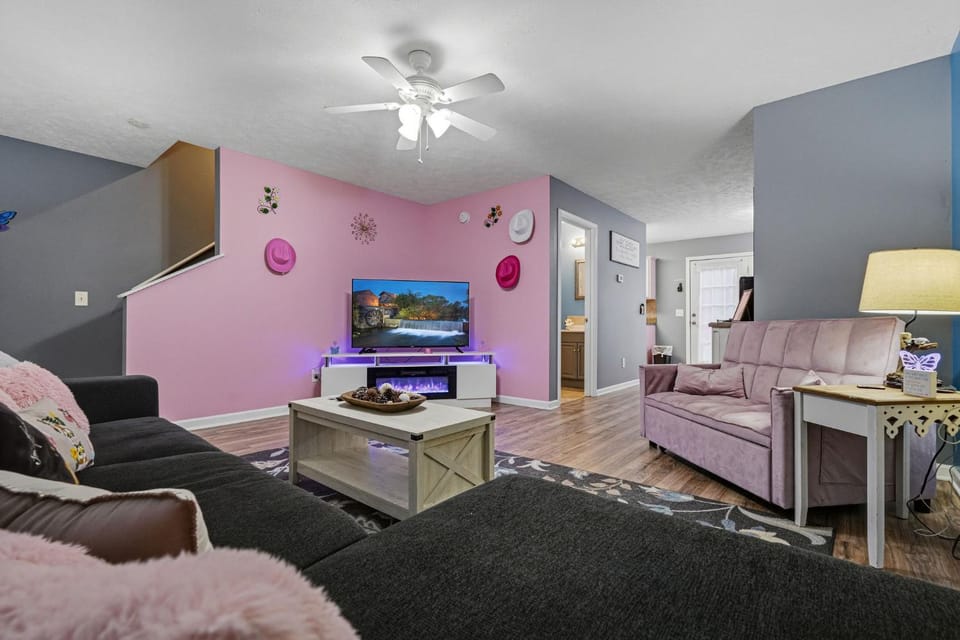 Dollys Dreamhouse by American Patriot Getaways House in Sevierville