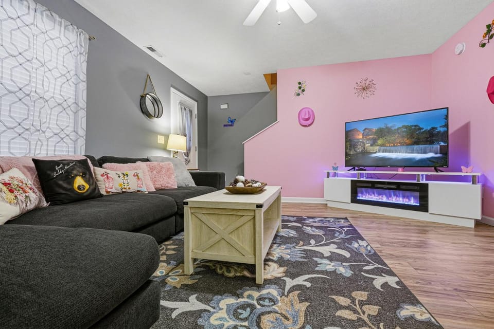 Dollys Dreamhouse by American Patriot Getaways House in Sevierville
