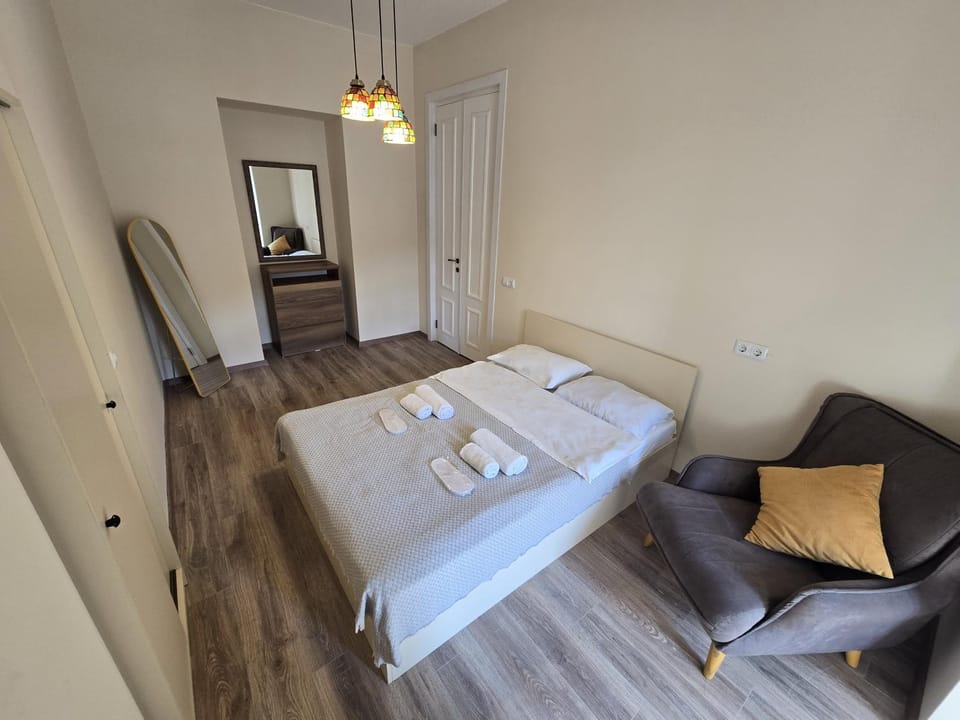 Bed, Photo of the whole room, Seating area, Bedroom, towels, wardrobe