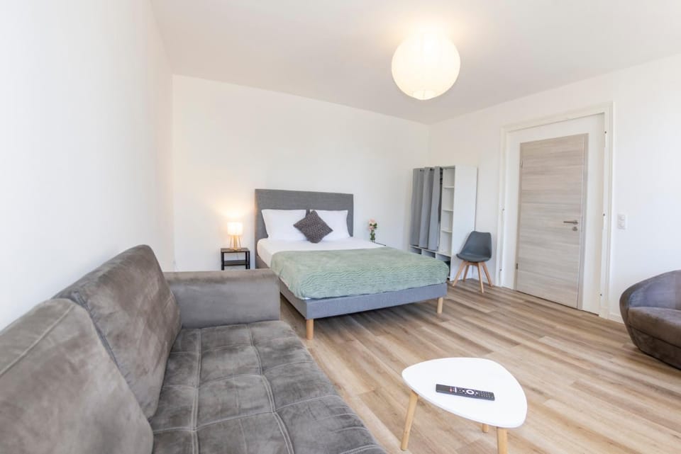 Bed, TV and multimedia, Photo of the whole room, Bedroom, City view, Street view
