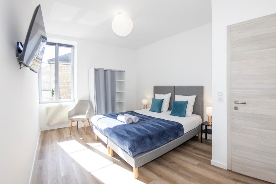 Bed, TV and multimedia, Photo of the whole room, Bedroom, City view, Street view, towels