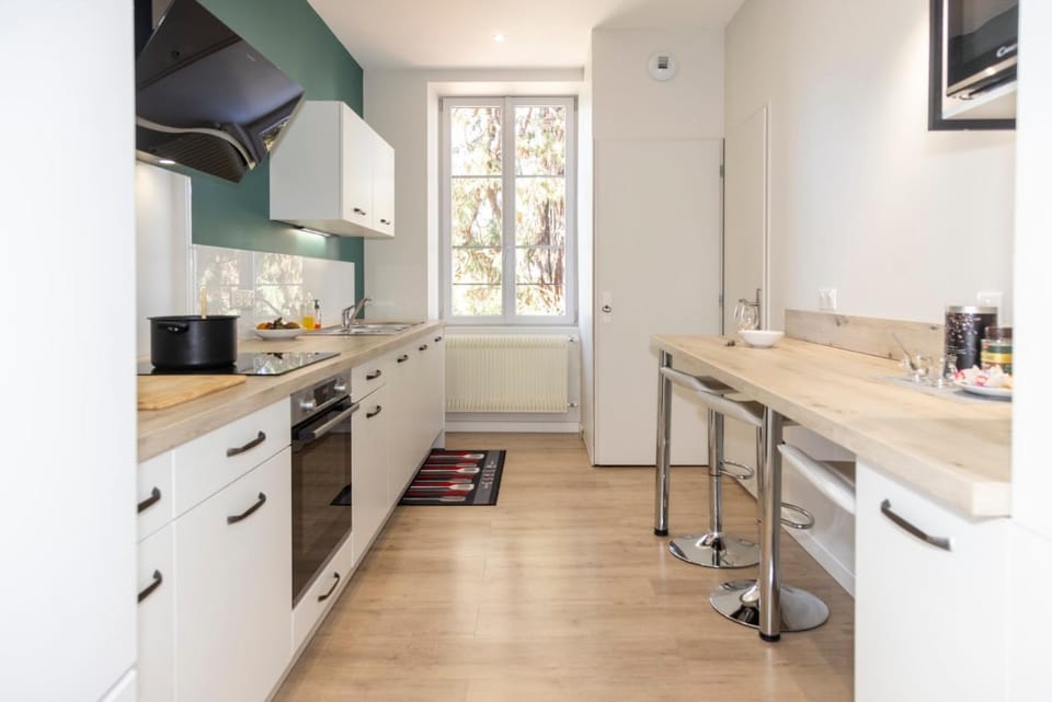 Coffee/tea facilities, Kitchen or kitchenette, Inner courtyard view, dishwasher, microwave, oven, stove, kitchen