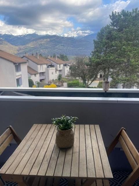 T2 Crolles Haut de gamme terrasse vue Belledonne Apartment in Auvergne-Rhône-Alpes