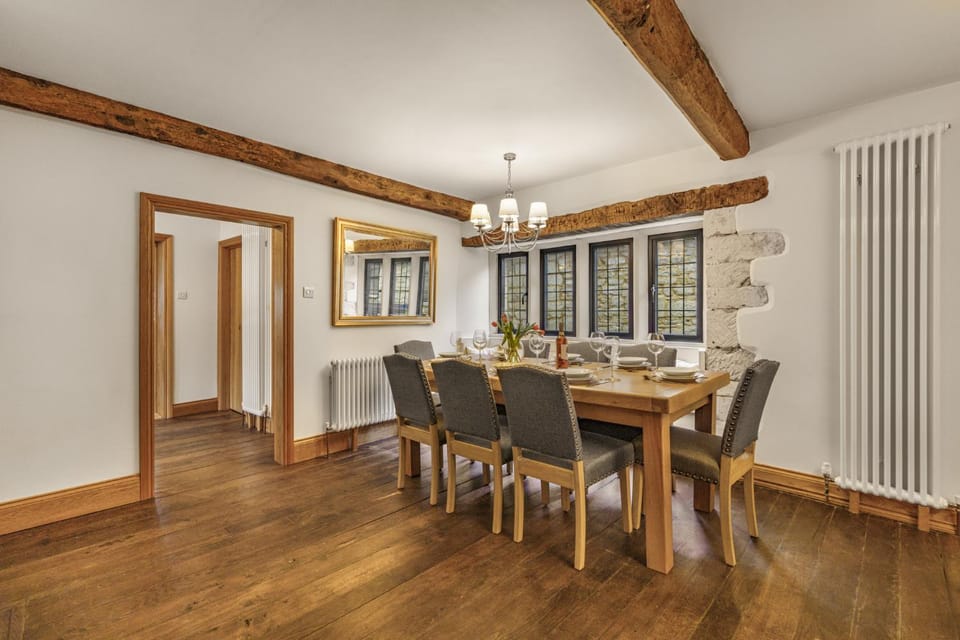 Dining area, fireplace