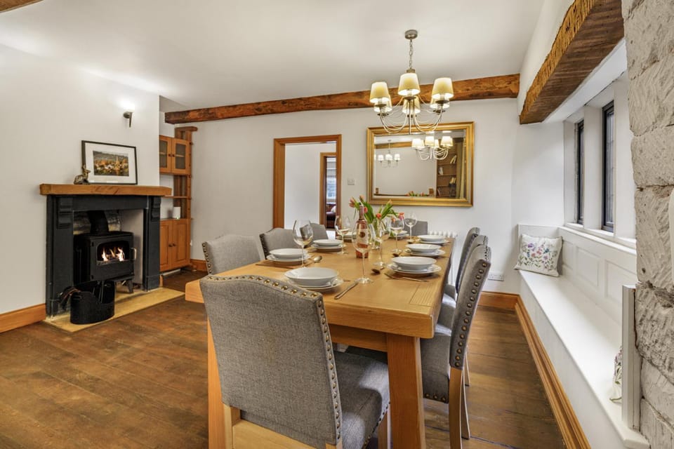 Dining area, fireplace