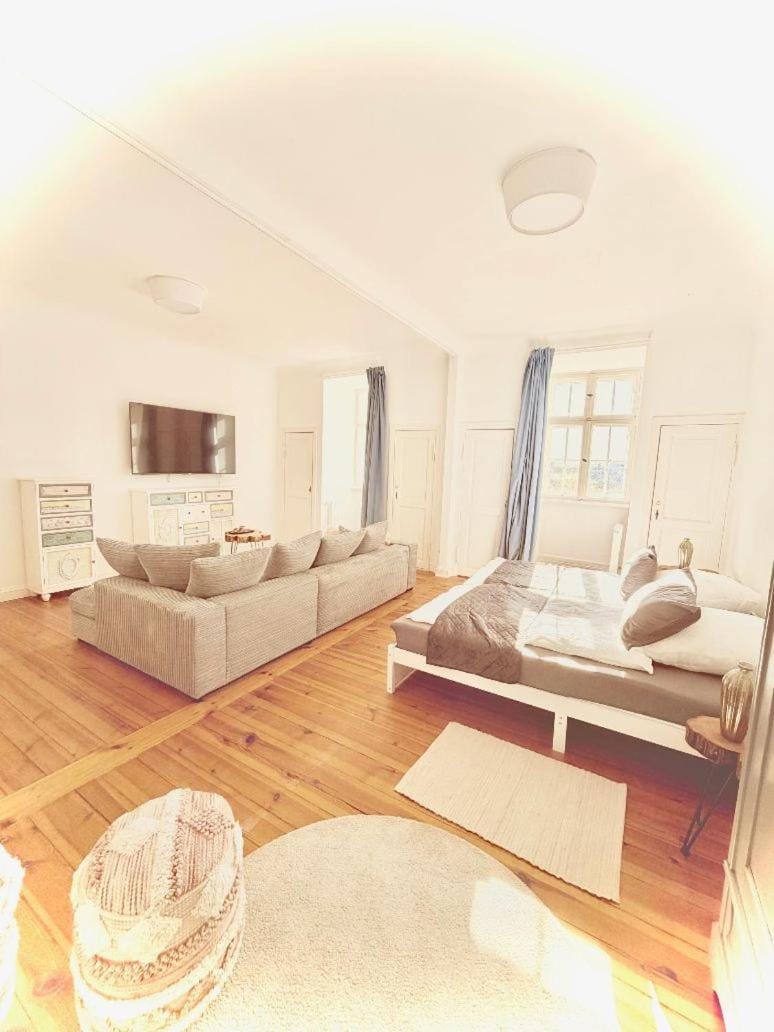 Bed, TV and multimedia, Living room, Photo of the whole room, Seating area, Bedroom