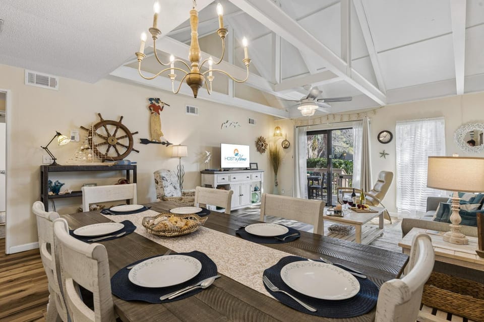 TV and multimedia, Living room, Seating area, Dining area