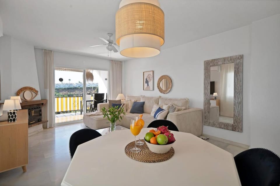 Living room, Seating area, Dining area, fireplace