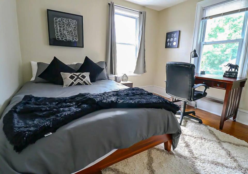 Downtown Princeton Elegance • 3BR • Fast Wi-fi Apartment in Princeton