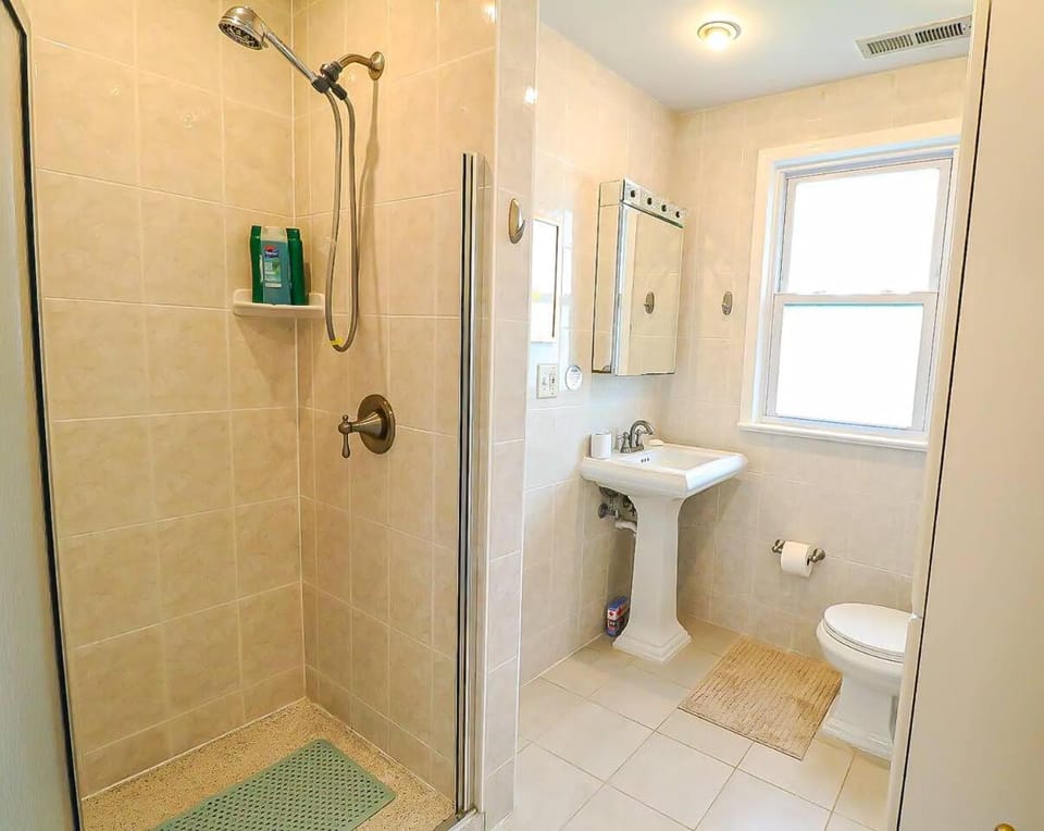 Downtown Princeton Elegance • 3BR • Fast Wi-fi Apartment in Princeton