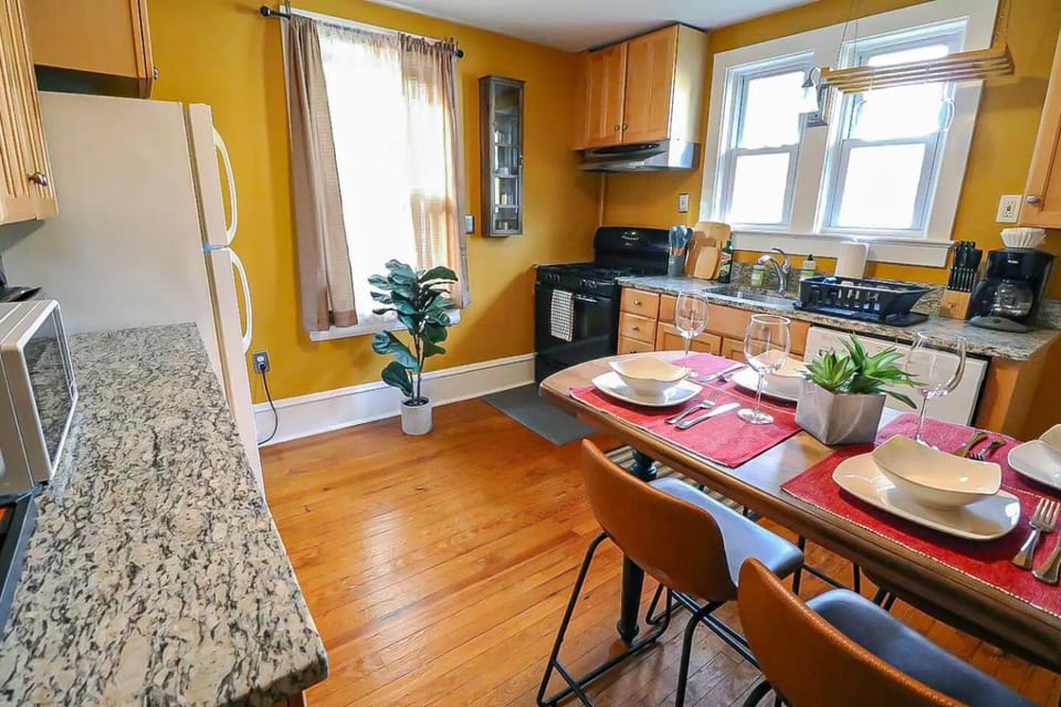 Downtown Princeton Elegance • 3BR • Fast Wi-fi Apartment in Princeton