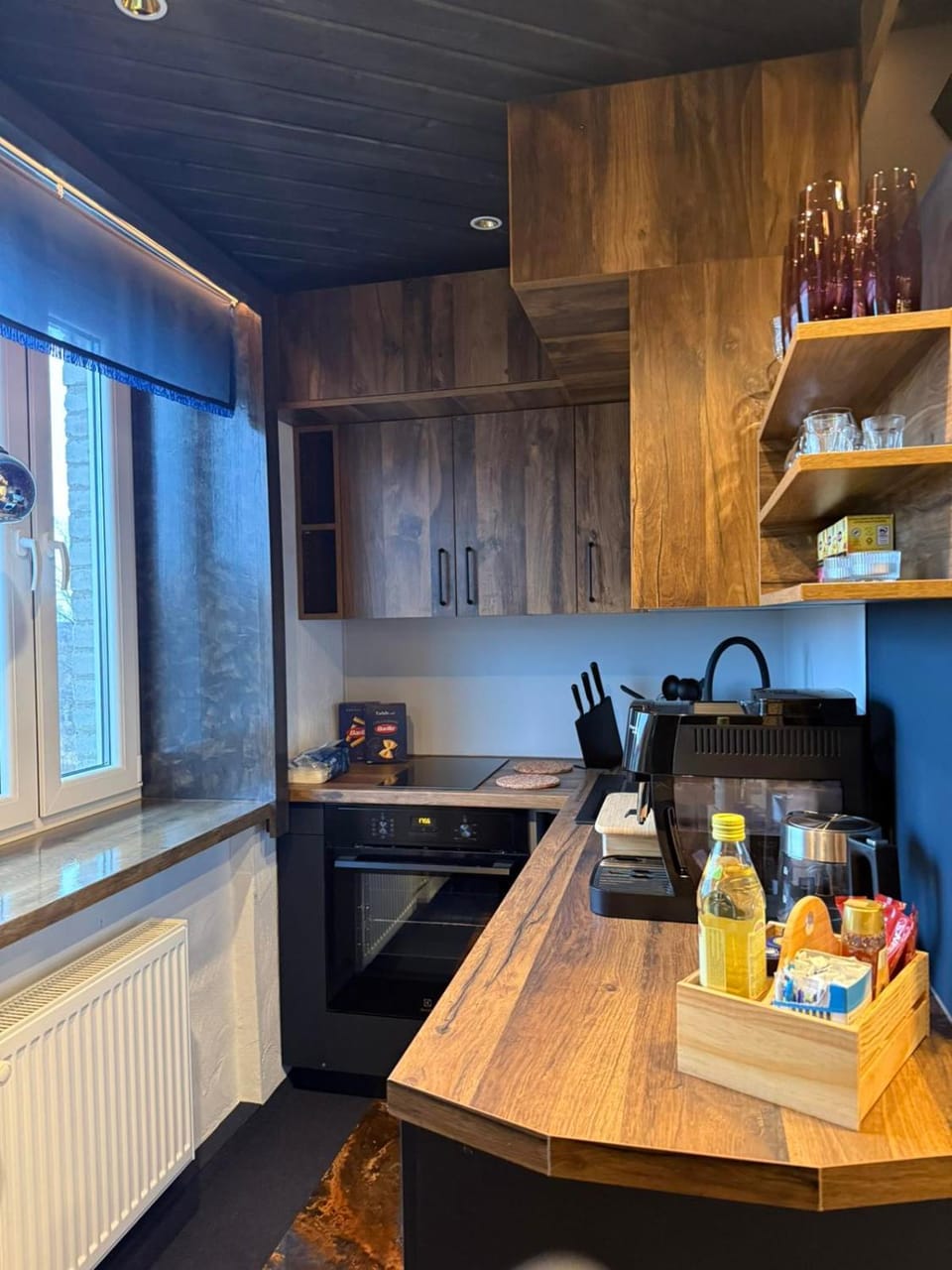 Coffee/tea facilities, Kitchen or kitchenette, stove, toaster