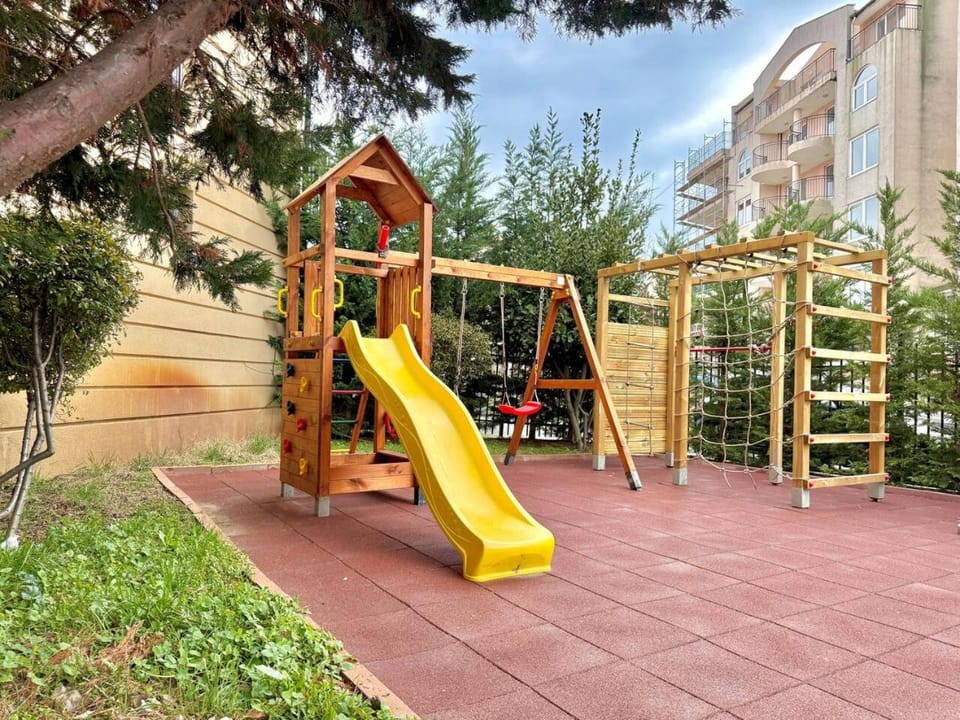Day, Natural landscape, Children play ground, Children play ground, Evening entertainment