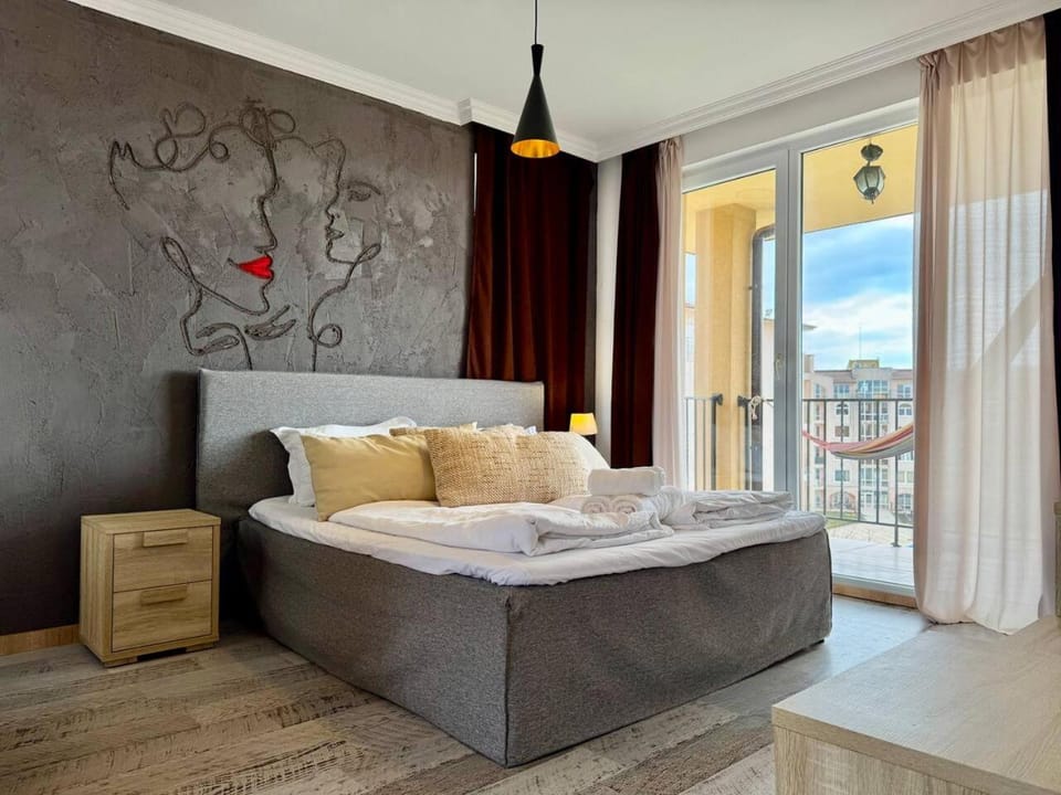 Bed, Living room, Bedroom, towels