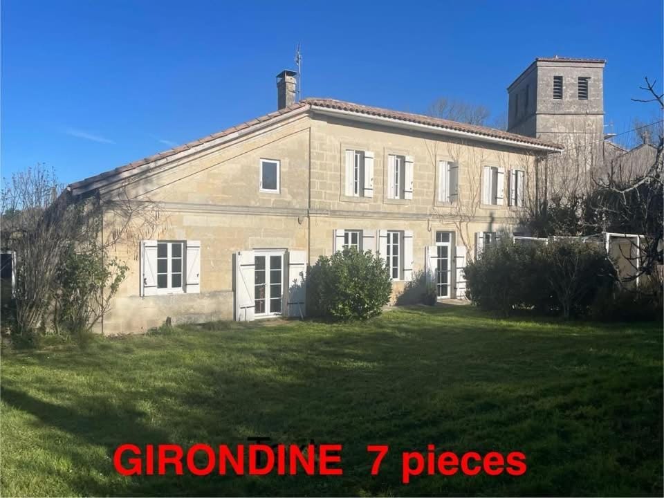 Gîte 4 à 10 p prés Coutras avec CLIM et PISCINE 4 chambres prés des vignobles de St EMILION et du COGNACAIS House in Nouvelle-Aquitaine