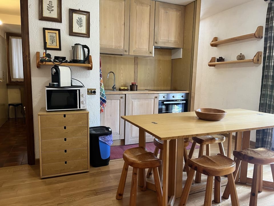 Kitchen or kitchenette, Dining area, oven, stove