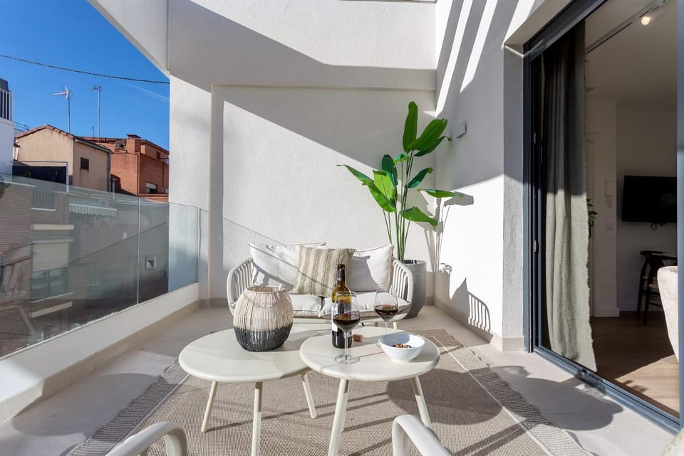 Day, View (from property/room), Balcony/Terrace, Living room, Seating area, Dining area, Drinks