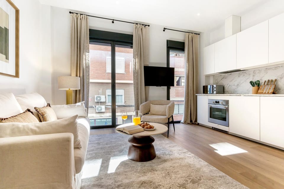 TV and multimedia, Kitchen or kitchenette, Living room, Seating area