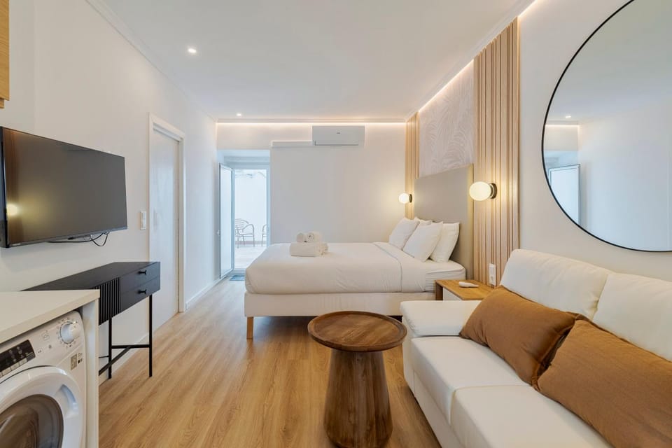 Bed, TV and multimedia, Living room, Photo of the whole room, Bedroom, washing machine, air conditioner