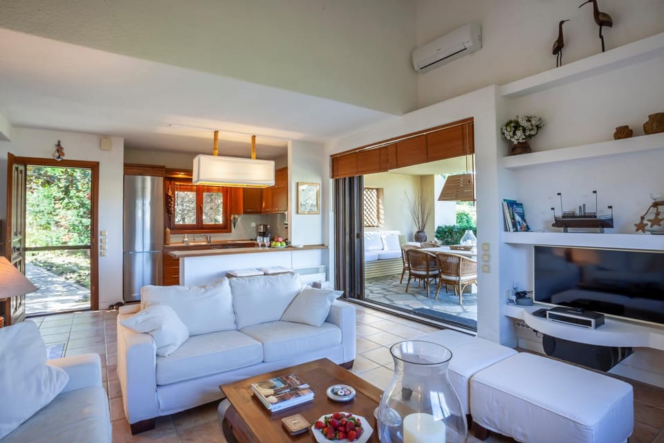 Living room, Seating area, Dining area, air conditioner