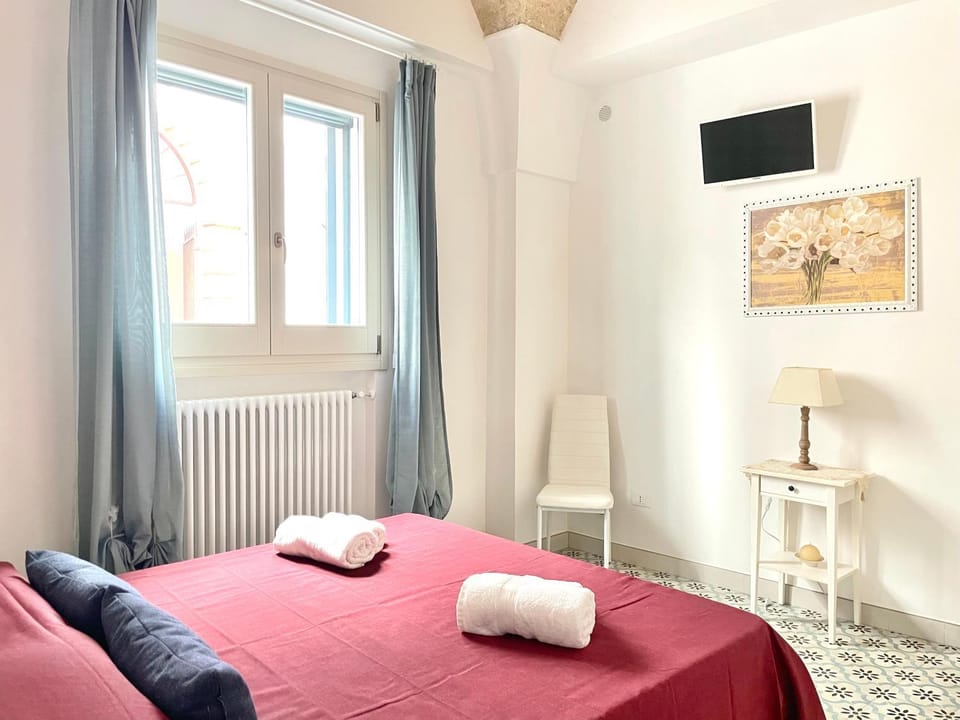 Bed, TV and multimedia, Photo of the whole room, Bedroom, internet, towels, air conditioner