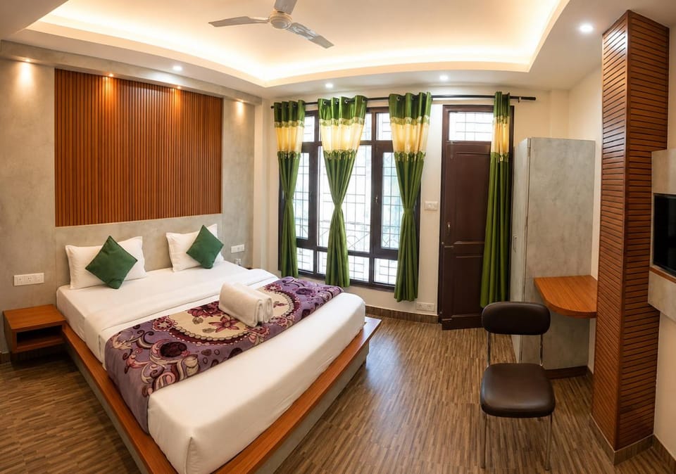 Communal lounge/ TV room, Bed, TV and multimedia, Living room, Photo of the whole room, Seating area, Evening entertainment, Bedroom, fireplace, towels, wardrobe