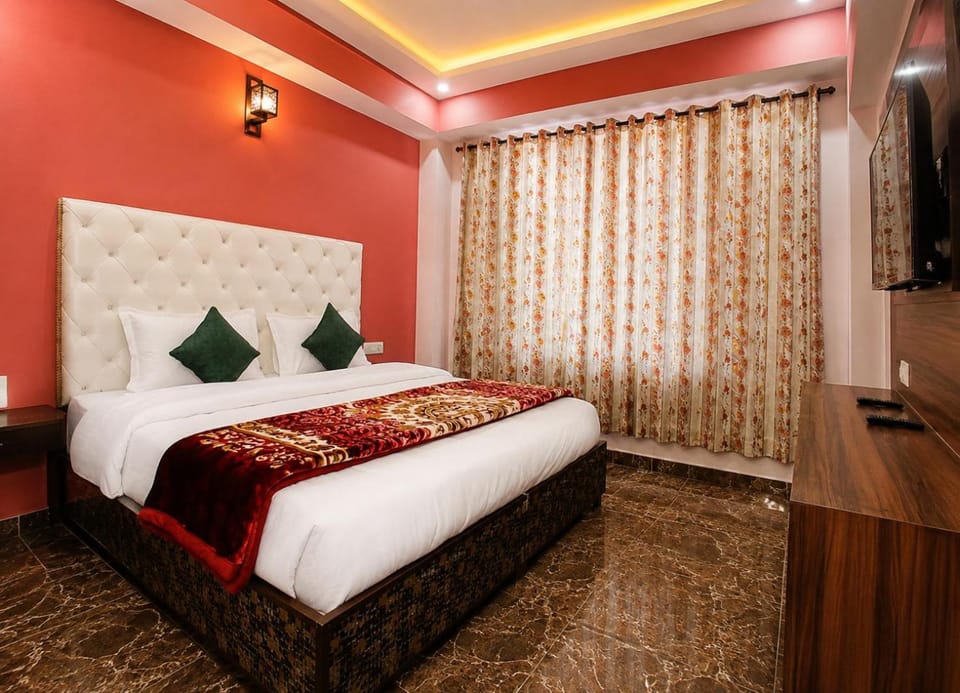 Bed, TV and multimedia, Photo of the whole room, Bedroom