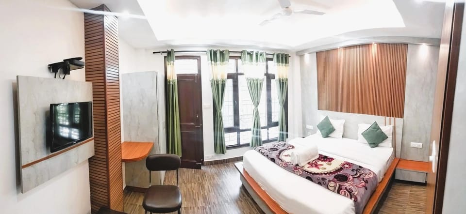 Bed, TV and multimedia, Photo of the whole room, Bedroom, towels, wardrobe, air conditioner