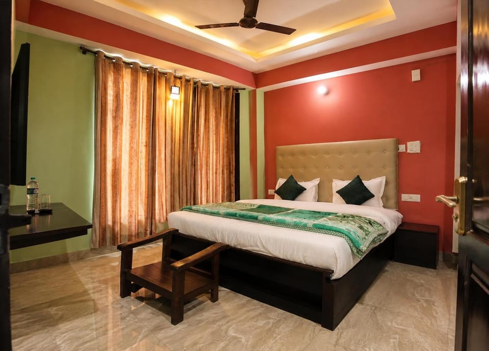 Bed, Photo of the whole room, Bedroom, fireplace