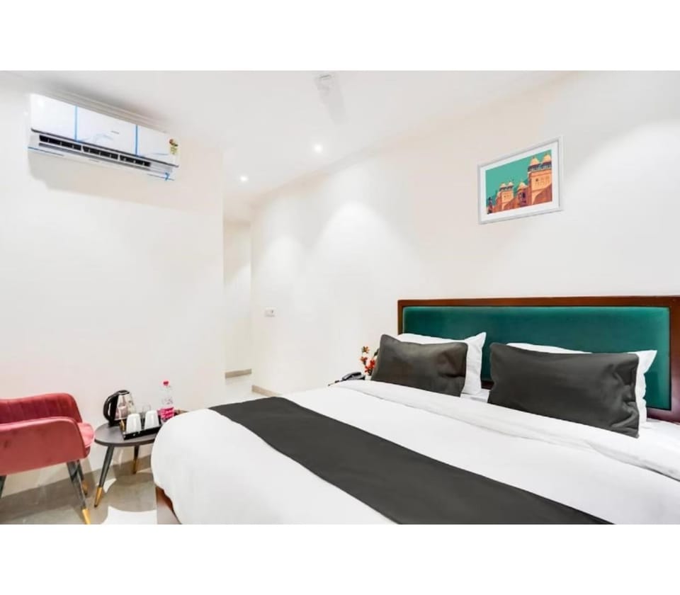 Bed, Living room, Photo of the whole room, Seating area, Bedroom, fireplace, air conditioner