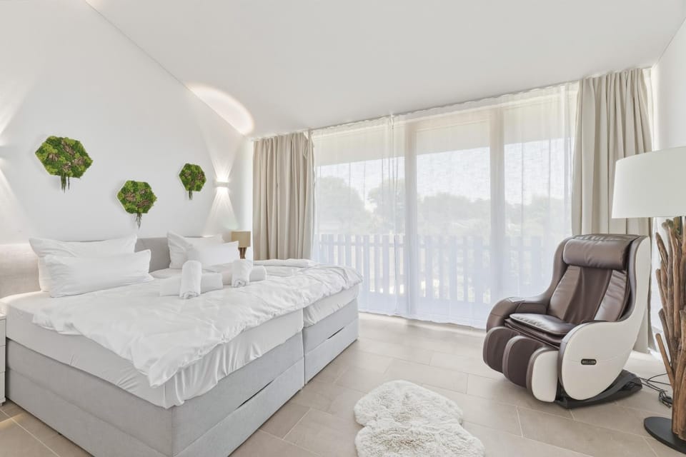 Bed, Massage, Balcony/Terrace, Balcony/Terrace, Photo of the whole room, Bedroom, towels