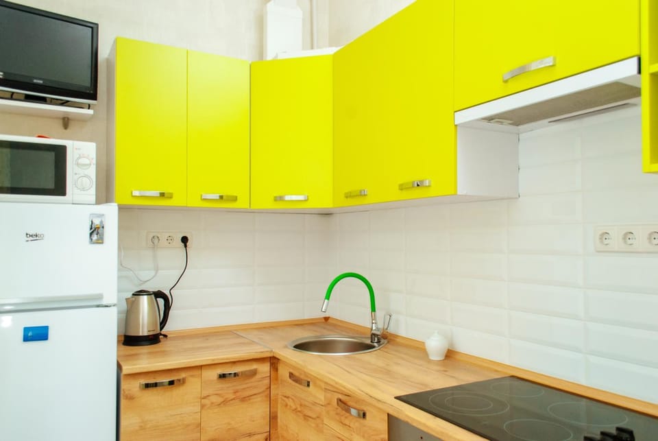 Kitchen or kitchenette, minibar, stove