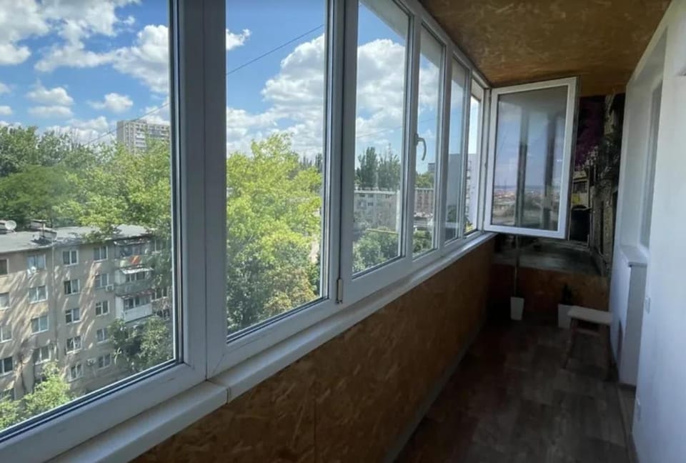 Отличная 3-х Комнатная квартира по улице Жолио Кюри 64 Apartment in Odessa