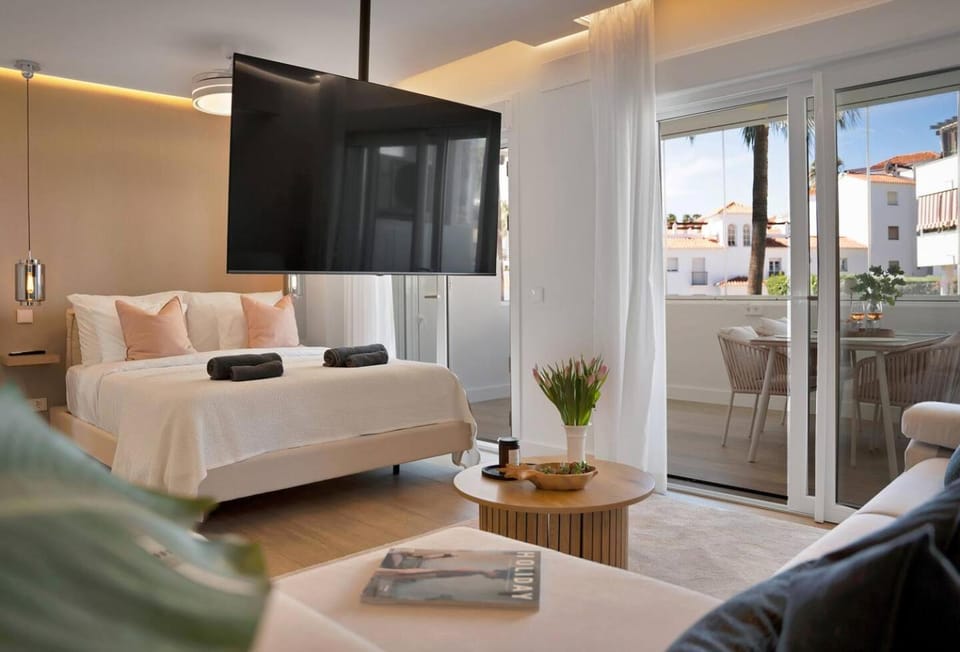 Bed, TV and multimedia, Living room