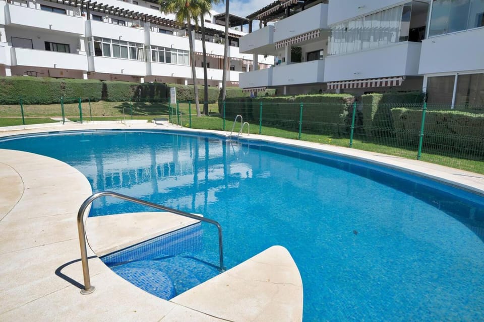 Modern Apt w Pool, Padel & Spacious Balcony Apartment in Sitio de Calahonda